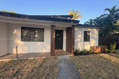 Villa ou maison à vendre à West Park, Floride: 4 chambres, 94.85 m2 № 1994684 - photo 1