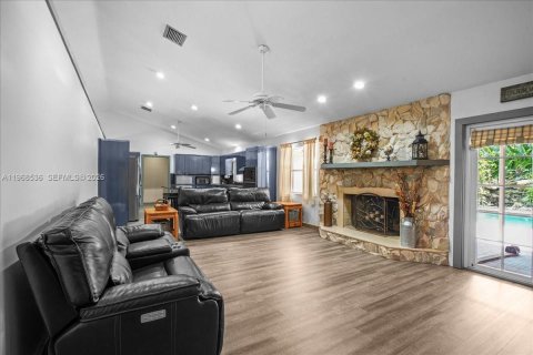 Купить виллу или дом в Хомстед, Флорида 4 спальни, 279.54м2, № 2047838 - фото 2