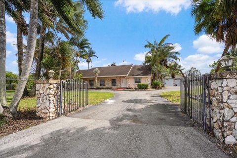 Купить виллу или дом в Хомстед, Флорида 4 спальни, 279.54м2, № 2047838 - фото 25