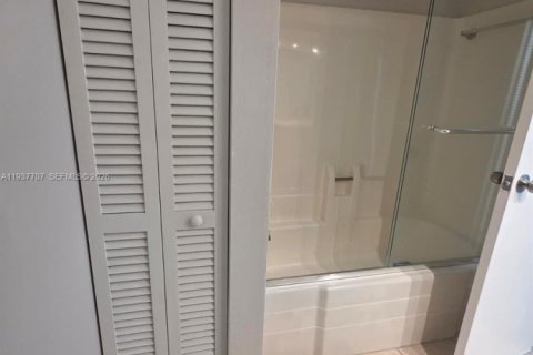 Снять в аренду кондоминиум в Норт-Майами, Флорида 2 спальни, 99.41м2, № 2004920 - фото 15