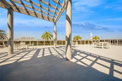 Condo in Miami Beach, Florida, 1 bedroom  № 1976049 - photo 21