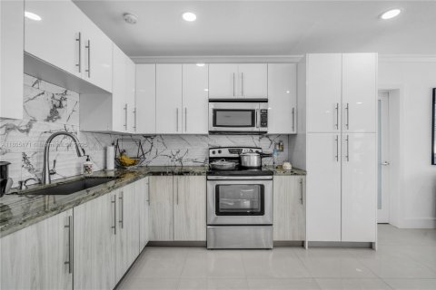 House in Miami Gardens, Florida 3 bedrooms, 188.78 sq.m. № 1742233 - photo 5