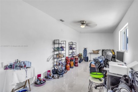 House in Miami Gardens, Florida 3 bedrooms, 188.78 sq.m. № 1742233 - photo 24