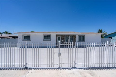 House in Miami Gardens, Florida 3 bedrooms, 188.78 sq.m. № 1742233 - photo 2