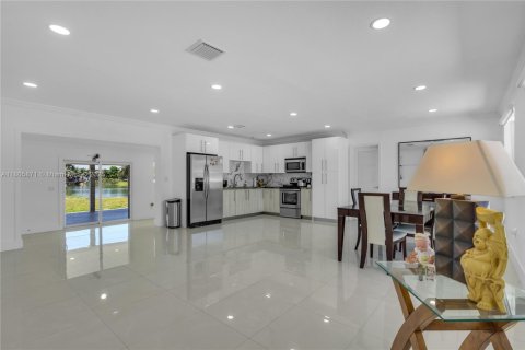 House in Miami Gardens, Florida 3 bedrooms, 188.78 sq.m. № 1742233 - photo 7