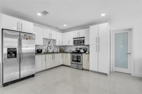House in Miami Gardens, Florida 3 bedrooms, 188.78 sq.m. № 1742233 - photo 6
