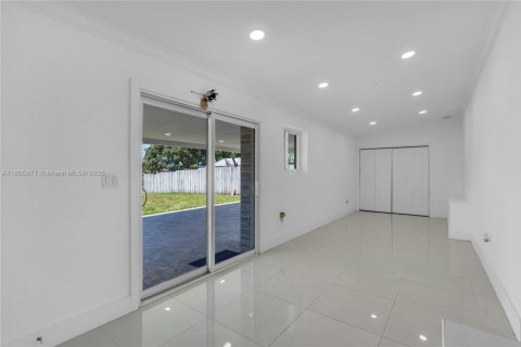 House in Miami Gardens, Florida 3 bedrooms, 188.78 sq.m. № 1742233 - photo 10