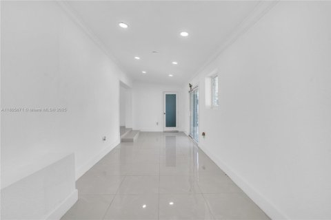 House in Miami Gardens, Florida 3 bedrooms, 188.78 sq.m. № 1742233 - photo 13