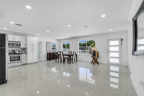 House in Miami Gardens, Florida 3 bedrooms, 188.78 sq.m. № 1742233 - photo 8
