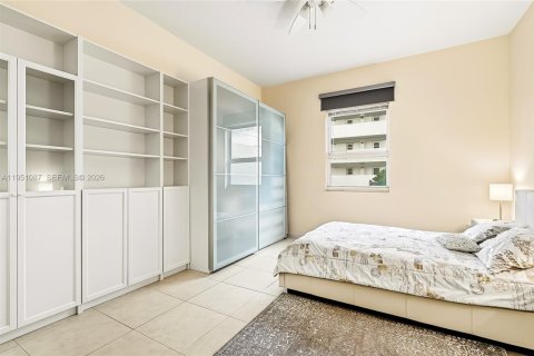 Купить кондоминиум в Халландейл-Бич, Флорида 2 комнаты, 106.84м2, № 2054622 - фото 10