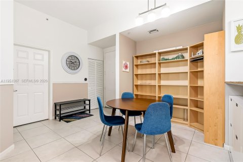 Купить кондоминиум в Халландейл-Бич, Флорида 2 комнаты, 106.84м2, № 2054622 - фото 3