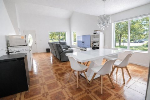 House in Miami, Florida 4 bedrooms, 193.61 sq.m. № 2046806 - photo 6