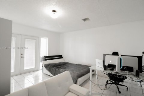 House in Miami, Florida 4 bedrooms, 193.61 sq.m. № 2046806 - photo 11