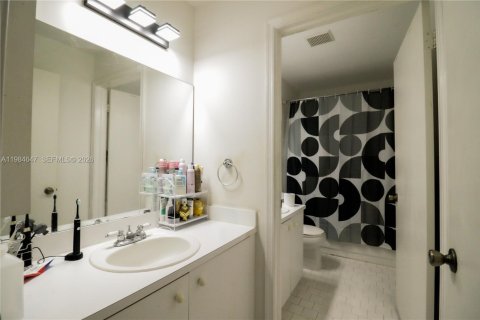 House in Miami, Florida 4 bedrooms, 193.61 sq.m. № 2046806 - photo 12