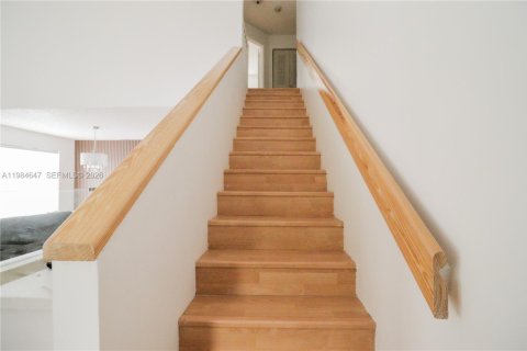 House in Miami, Florida 4 bedrooms, 193.61 sq.m. № 2046806 - photo 9