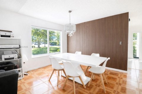 House in Miami, Florida 4 bedrooms, 193.61 sq.m. № 2046806 - photo 4