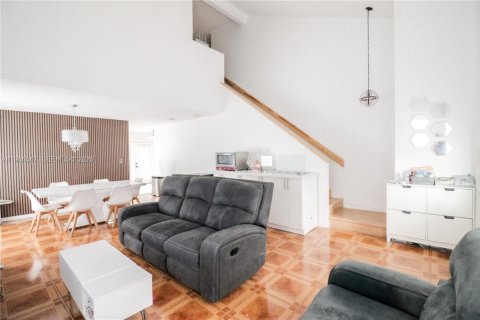 House in Miami, Florida 4 bedrooms, 193.61 sq.m. № 2046806 - photo 5