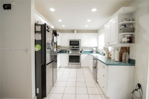 House in Miami, Florida 4 bedrooms, 193.61 sq.m. № 2046806 - photo 7