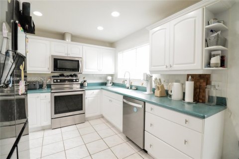 House in Miami, Florida 4 bedrooms, 193.61 sq.m. № 2046806 - photo 8