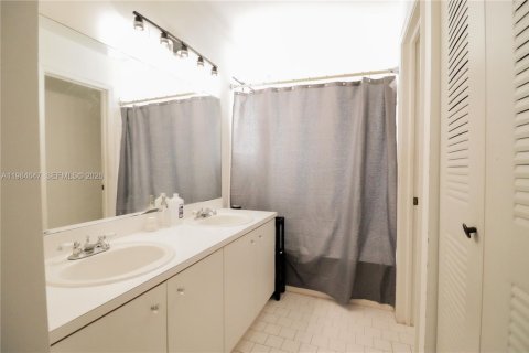 House in Miami, Florida 4 bedrooms, 193.61 sq.m. № 2046806 - photo 13