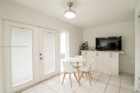 House in Miami, Florida 4 bedrooms, 193.61 sq.m. № 2046806 - photo 3