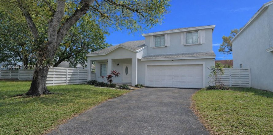 House in Miami, Florida 4 bedrooms, 193.61 sq.m. № 2046806