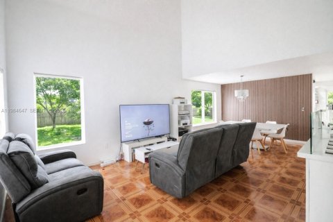 House in Miami, Florida 4 bedrooms, 193.61 sq.m. № 2046806 - photo 2