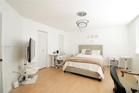 House in Miami, Florida 4 bedrooms, 193.61 sq.m. № 2046806 - photo 10