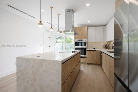 House in Wilton Manors, Florida 3 bedrooms, 138.42 sq.m. № 2042093 - photo 3