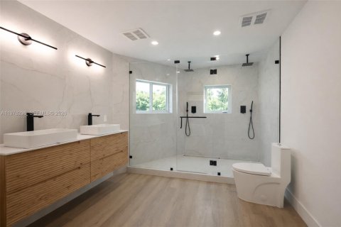 House in Wilton Manors, Florida 3 bedrooms, 138.42 sq.m. № 2042093 - photo 7