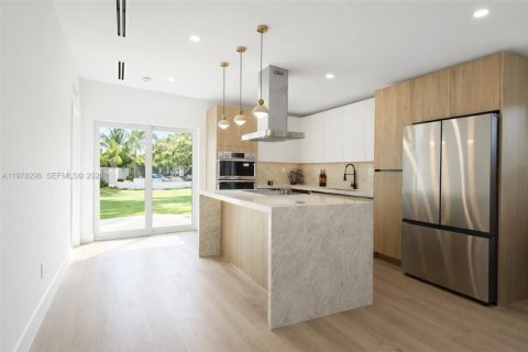 House in Wilton Manors, Florida 3 bedrooms, 138.42 sq.m. № 2042093 - photo 2