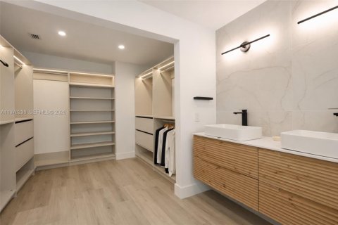 House in Wilton Manors, Florida 3 bedrooms, 138.42 sq.m. № 2042093 - photo 8