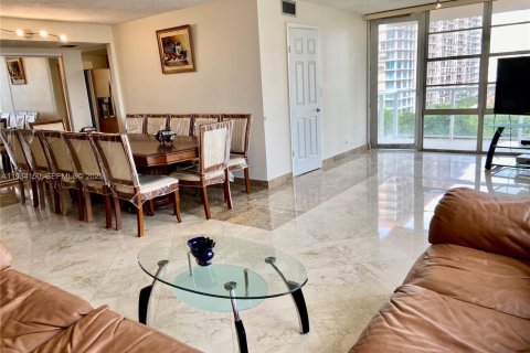 Снять в аренду кондоминиум в Санни-Айлс-Бич, Флорида 2 спальни, 141.68м2, № 1992425 - фото 3