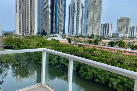 Снять в аренду кондоминиум в Санни-Айлс-Бич, Флорида 2 спальни, 141.68м2, № 1992425 - фото 2