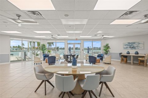 Condominio en venta en Saint Pete Beach, Florida, 2 dormitorios, 105.07 m2 № 2206244 - foto 23
