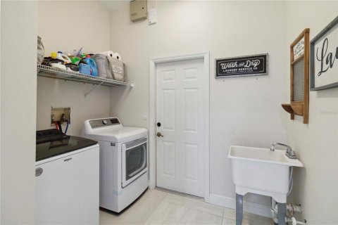 House in Orlando, Florida 4 bedrooms, 227.33 sq.m. № 1741179 - photo 27