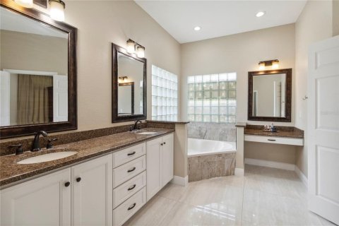 House in Orlando, Florida 4 bedrooms, 227.33 sq.m. № 1741179 - photo 17