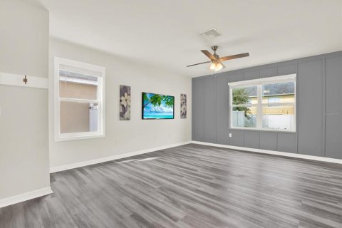 House in Valrico, Florida 4 bedrooms, 187.85 sq.m. № 1903454 - photo 12