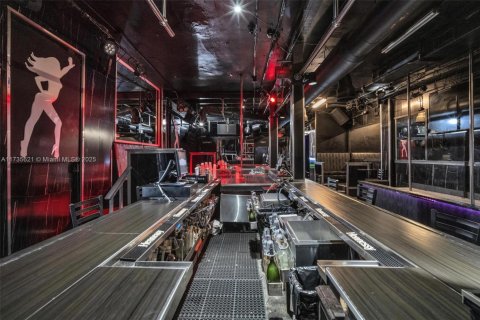 Купить коммерческую недвижимость в Майами, Флорида № 1985184 - фото 12