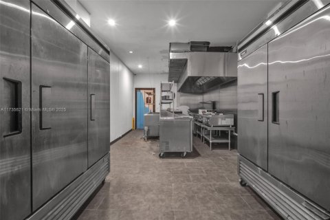 Купить коммерческую недвижимость в Майами, Флорида № 1985184 - фото 4