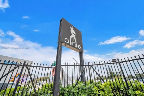Купить коммерческую недвижимость в Майами, Флорида № 1985184 - фото 1