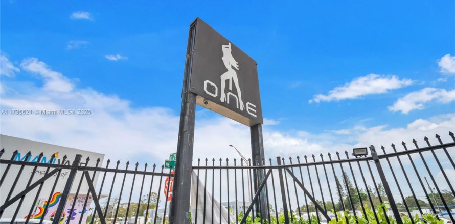 Коммерческая недвижимость в Майами, Флорида № 1985184