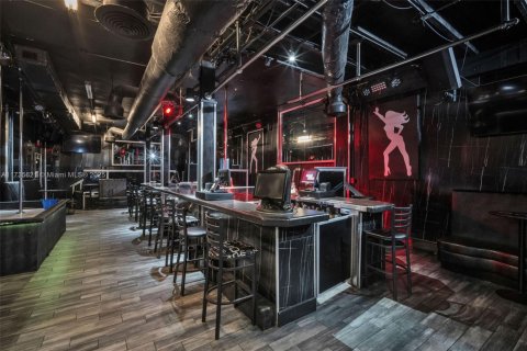 Купить коммерческую недвижимость в Майами, Флорида № 1985184 - фото 18