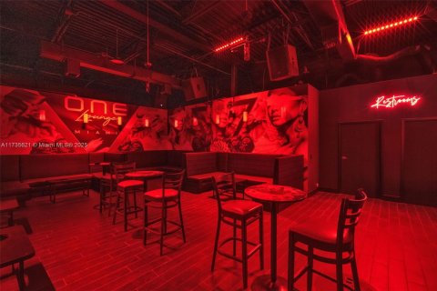 Купить коммерческую недвижимость в Майами, Флорида № 1985184 - фото 26