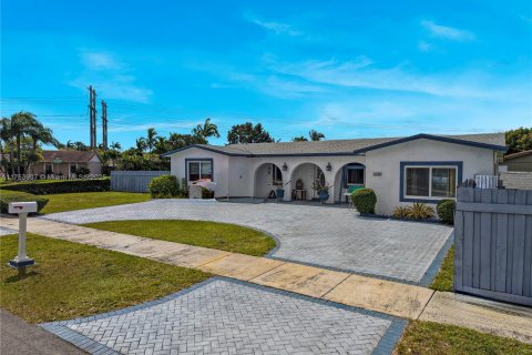 House in Miami, Florida 5 bedrooms, 197.42 sq.m. № 1863537 - photo 29