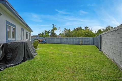 House in Miami, Florida 5 bedrooms, 197.42 sq.m. № 1863537 - photo 23