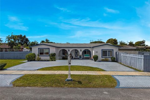 House in Miami, Florida 5 bedrooms, 197.42 sq.m. № 1863537 - photo 1