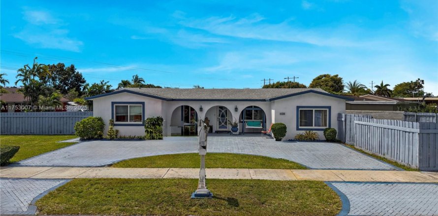 House in Miami, Florida 5 bedrooms, 197.42 sq.m. № 1863537