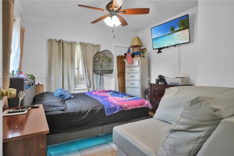 House in Miami, Florida 5 bedrooms, 197.42 sq.m. № 1863537 - photo 19