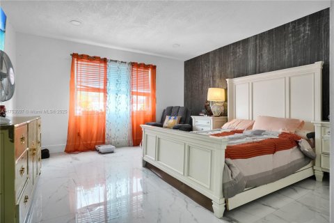 House in Miami, Florida 5 bedrooms, 197.42 sq.m. № 1863537 - photo 12